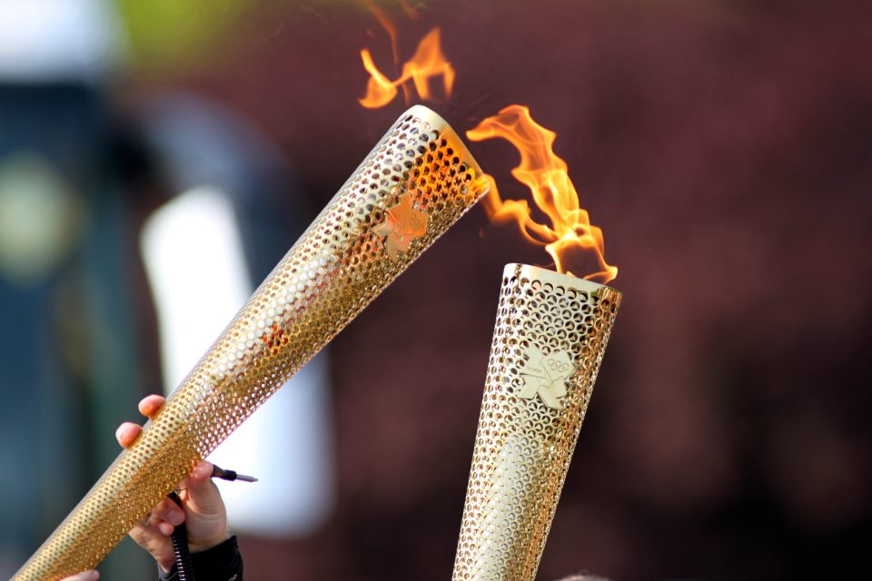Факел начал игру. Зажжение олимпийского огня. Факел. Олимпийский факел. Факел олимпийского огня.