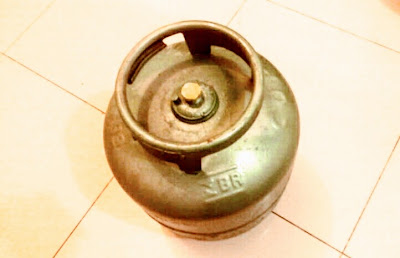 E para cobrir o rombo do roubo do dinheiro do povo se aumenta o preço dos combustíveis, gás de cozinha (GLP) (Gás Liquefeito de Petróleo) todas as semanas. Não vai longe, mas em breve, os postos irão vender gotas de gasolina e não mais litros como se fazia antes do famigerado golpe. Muitos brasileiros já estão com seus carros parados em suas garagens por não mais poder comprar combustíveis a preço de ouro. A imagem mostra o botijão na cor de ouro simboliza o preço do gás de cozinha (GLP) para muitas famílias e muitas usam outras coisas perigosas porque não podem mais comprar o gás para cozinhar os alimentos.