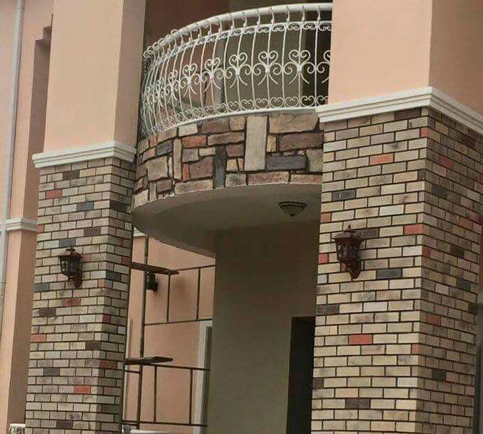 ECO BRICKS IN BEIGE AND SPARING COLOUR MIXTURES.