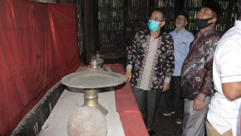 Kepala BPNB Sumbar, Undri, SS., M.Si. saat meninjau peninggalan sejarah di dalam Istano Rajo Bagindo yang Dipatuan, Kamis 4 Februari 2021 di Koto Gadang Koto Anau. (Dok. Istimewa) Kepala BPNB Sumbar, Undri, SS., M.Si. saat meninjau peninggalan sejarah di dalam Istano Rajo Bagindo yang Dipatuan, Kamis 4 Februari 2021 di Koto Gadang Koto Anau. (Dok. Istimewa)