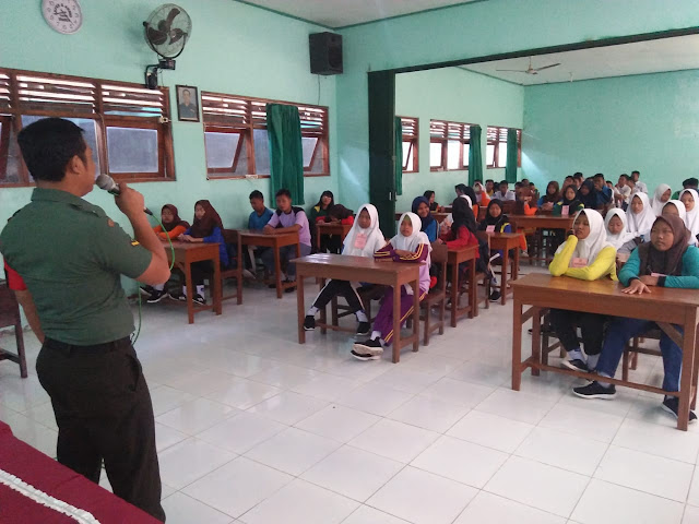 Babinsa Plumbungan Ajar Wasbang Di SMK PGRI Sragen