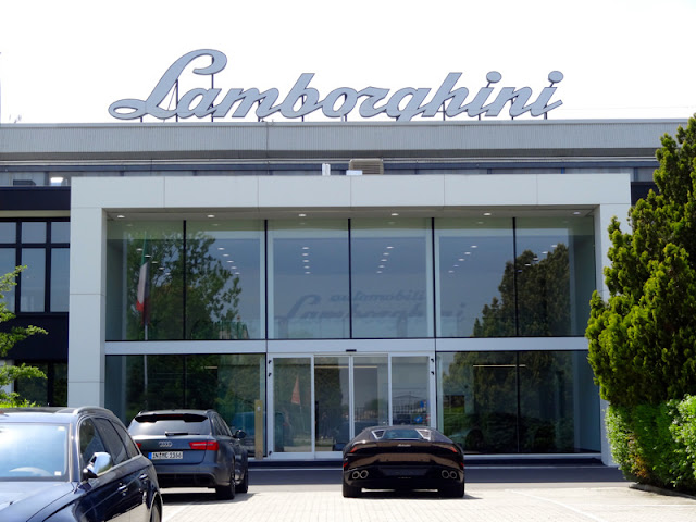 У проходной завода Lamborghini