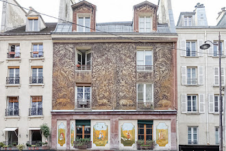 Paris : Façade du 134 rue Mouffetard, un décor foisonnant des années 1930, ancienne enseigne pittoresque d'un charcutier-traiteur - Vème