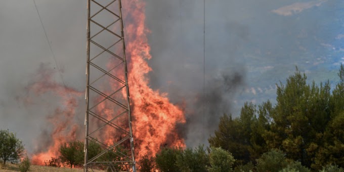 Ανεξέλεγκτη η φωτιά στην Ηλεία -Κοντά σε χωριά οι φλόγες 