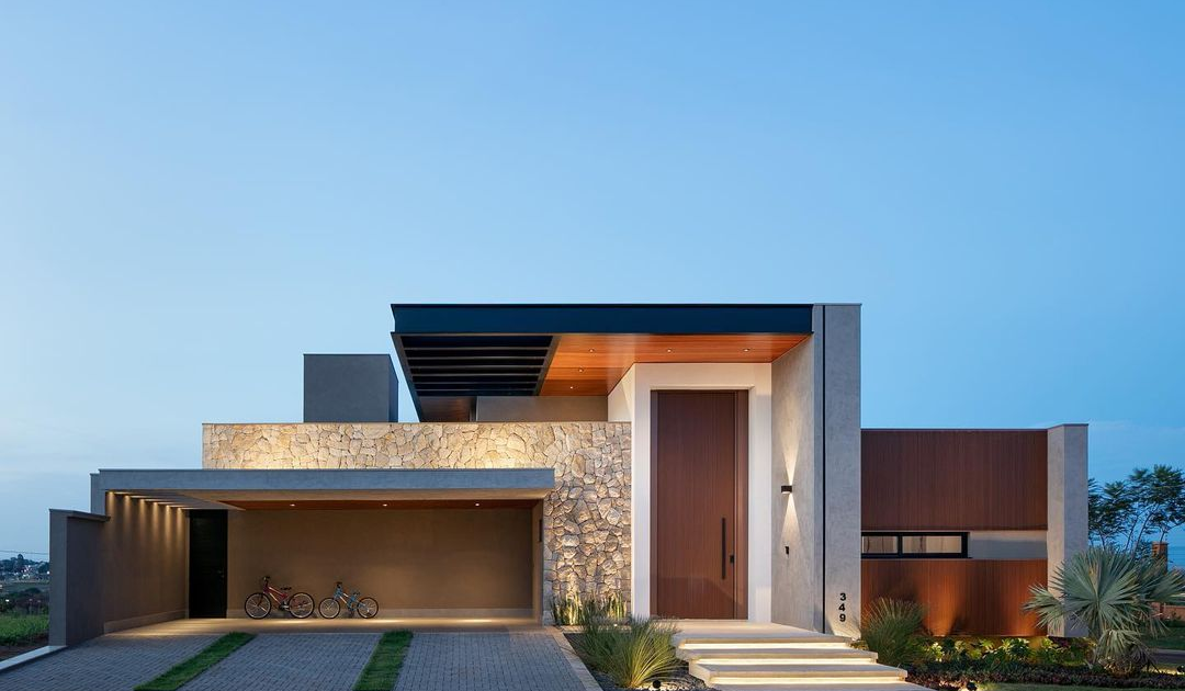 Fachada de casa contemporânea com concreto e metal aparentes em