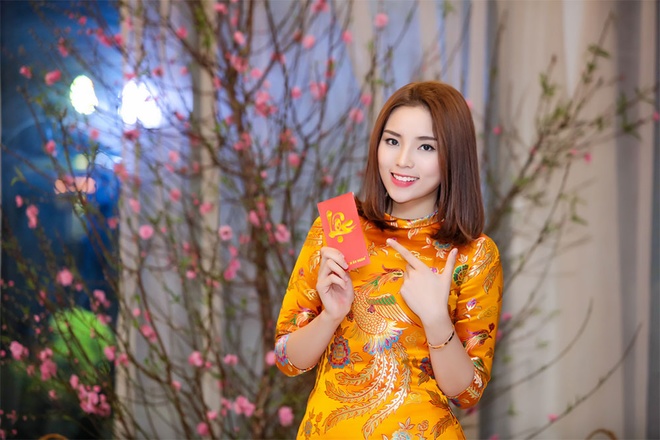8 kiểu tóc kết hợp với áo dài đẹp nhất của mỹ nhân Việt