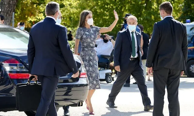 Queen Letizia wore a new ruched printed jersey dress from Hugo Boss. Carolina Herrera pumps