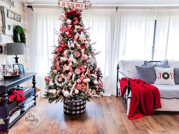farmhouse Christmas tree in red and white