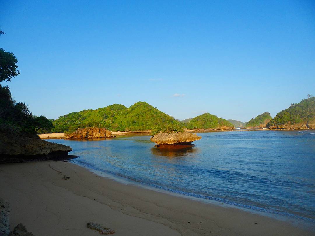 10 Pantai Terbaru Di Malang Yang Belum Terjamah, Serasa 