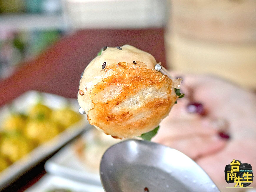 台南湯包生煎包/鎖住湯汁一咬就爆漿/皮薄Q彈餡料鮮美/獨家配方自製餡料/用料實在CP值高/連外國人都愛吃/忠實顧客連續吃一週都吃不膩