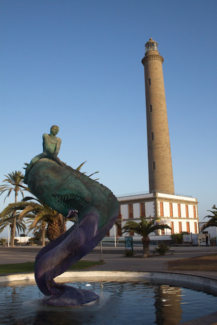 La Noche: niño cabalgando una morena - Plaza del Faro - Maspalomas