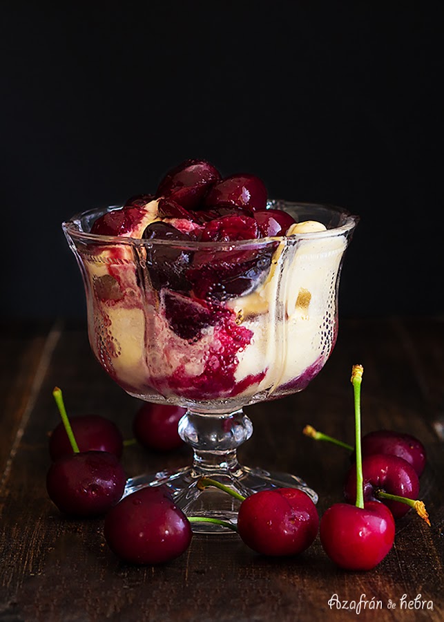 Copa de cerezas calientes con helado