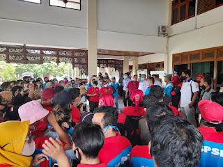 Pembahasan Upah Minimum Kabupaten, Ratusan Buruh Datangi Gedung Sekda Jepara 1 WhatsApp%2BImage%2B2020 11 06%2Bat%2B18.15.54
