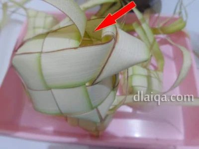 masukkan beras ke sarang ketupat