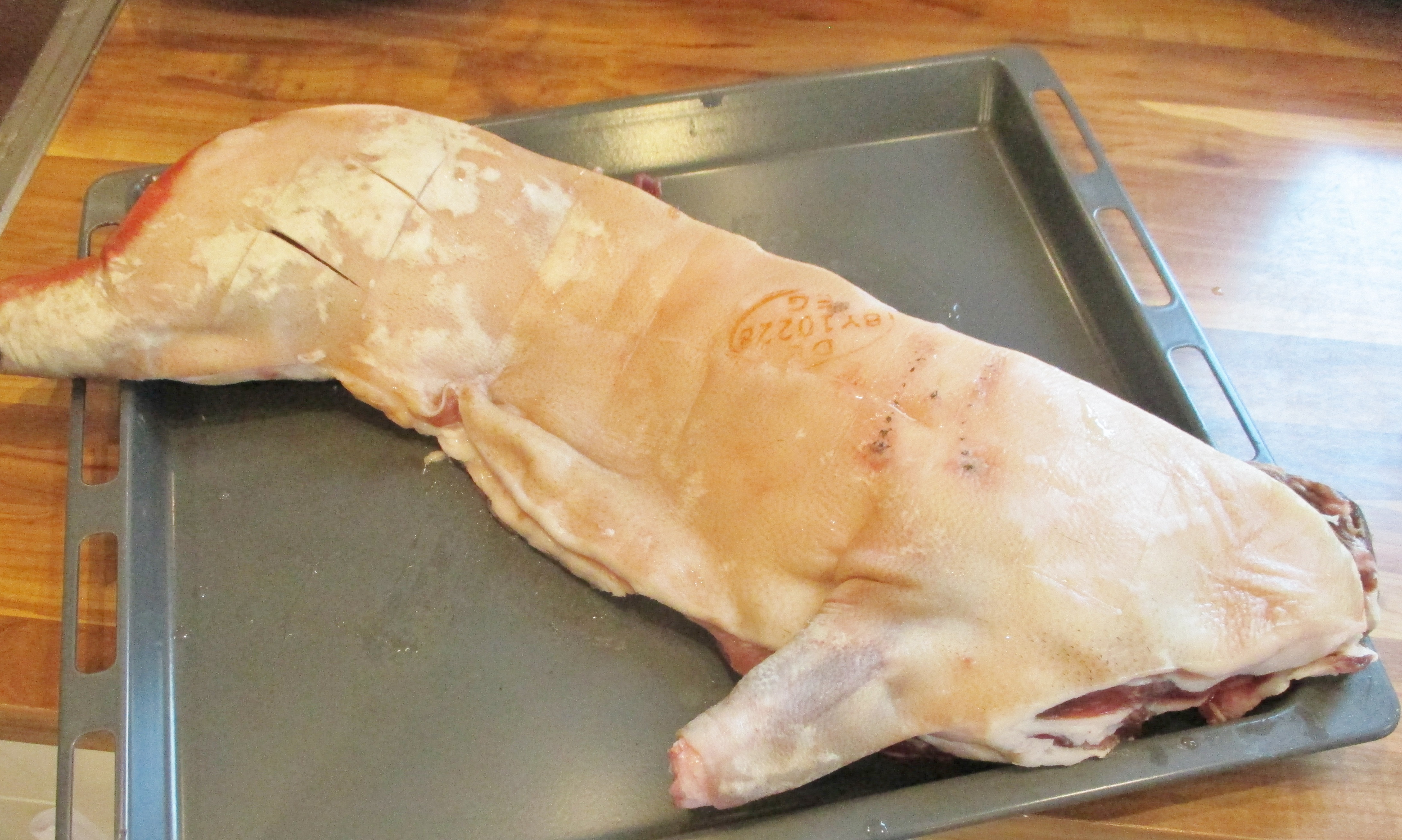 Spanferkel vom Grill auf Drehspieß