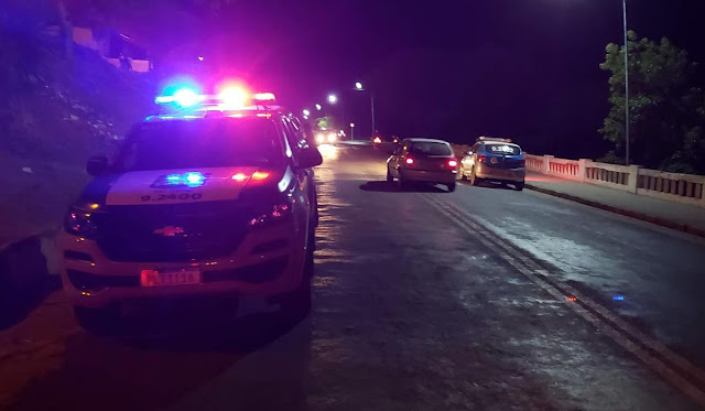 Carro atinge moto e deixa dois feridos em avenida de Jacobina; motorista fugiu a pé