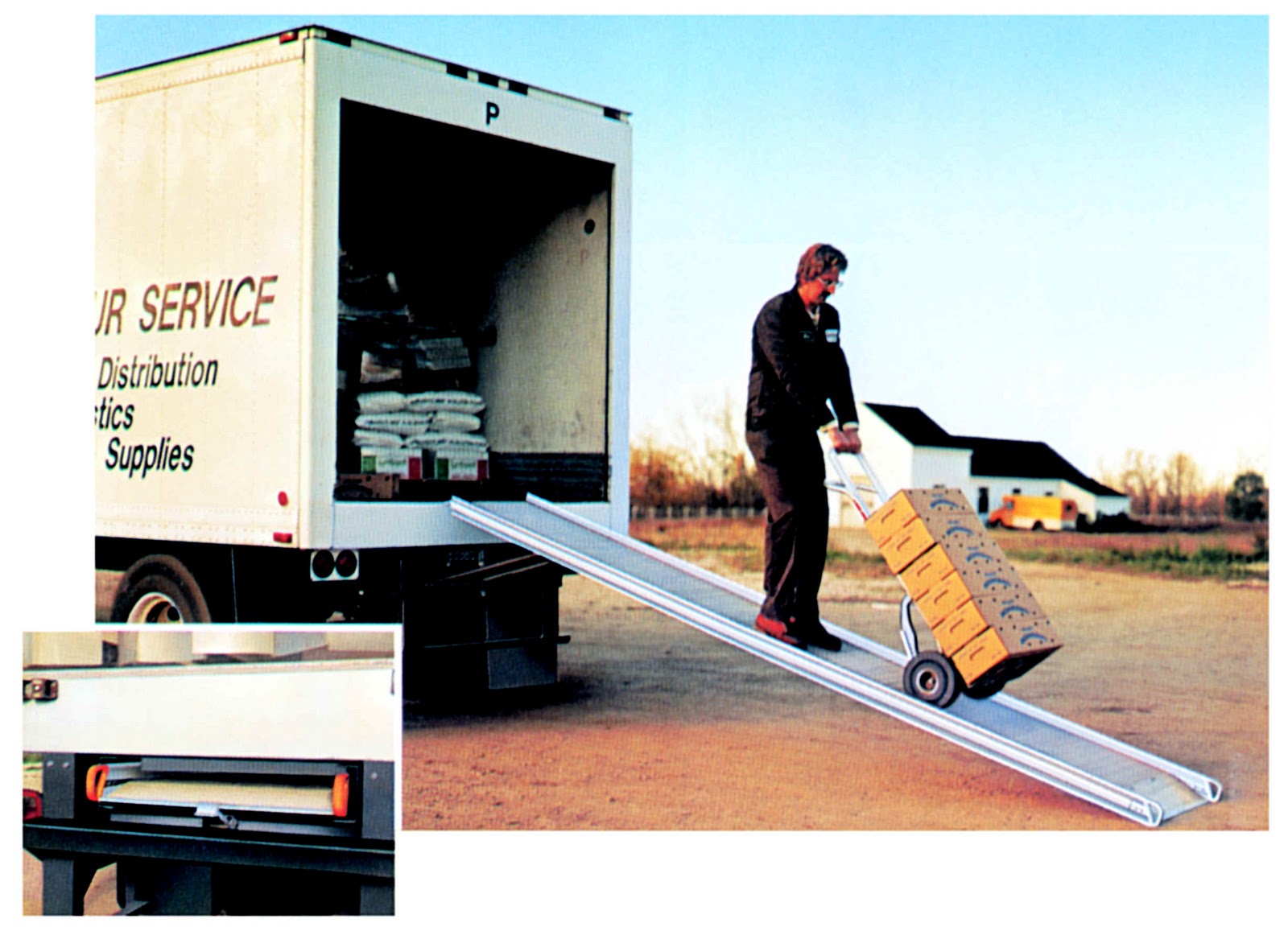 Приставной пандус для разгрузки 20 тонников. Автомобильная рампа kr 2000. Передвижная погрузочная эстакада дельта 7000. Пандус для разгрузки фур. Пандус телескопический реабилити 2-106-185.