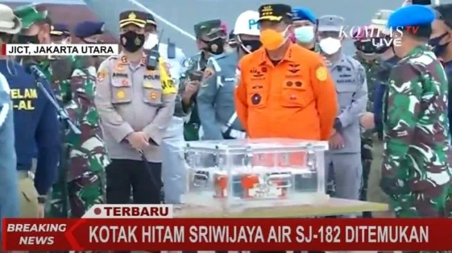 Foto-foto-Black-Box-Sriwijaya-Air-Ditemukan-Baru-Diangkat-dari-Laut