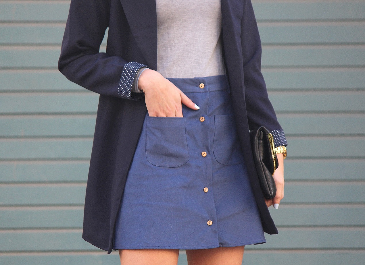 peexo fashion blogger wearing trench coat and a line button down skirt 70s