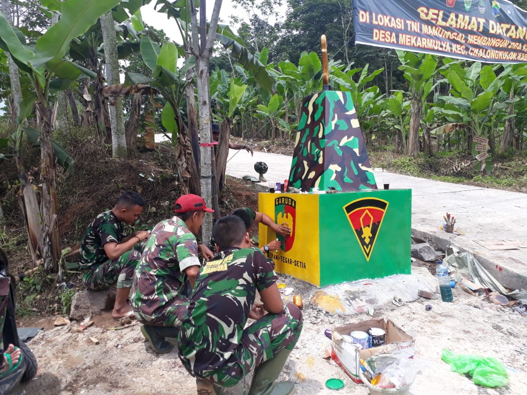 Satgas TMMD Ke-107 Kodim 0608/Cianjur Bangun Tugu Desa Mekarmulya