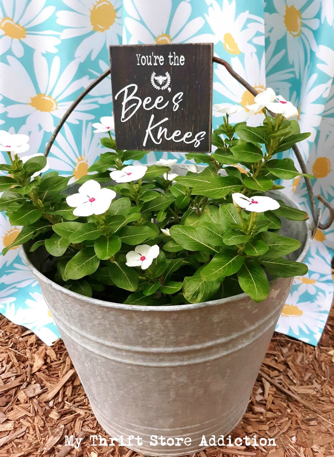 bee-themed late summer tablescape