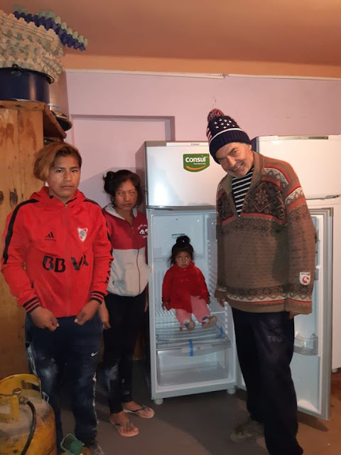 Der neue Kühlschrank von Villazón nach Esmoraca gekarrt. Sogar die Kleinsten haben geholfen.