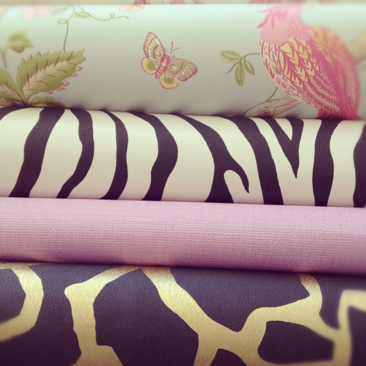 http://1.bp.blogspot.com/-46FR8tk8E_s/UCSD3WVXUvI/AAAAAAAADEw/gzwoPhOlgGU/s1600/Wallpaper+Masters+lilacs+and+zebra.jpg