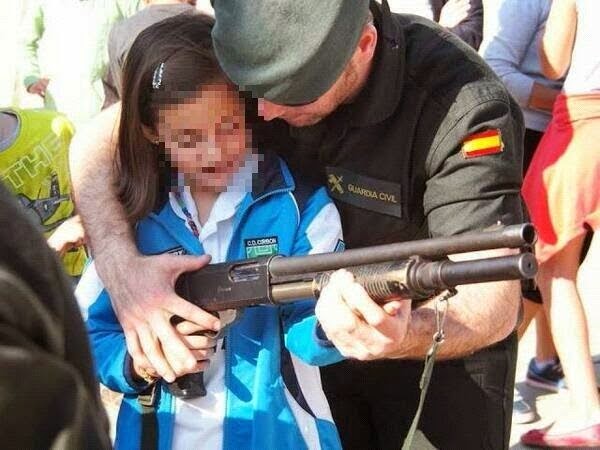 Policía Nacional,la Guardia Civil,colegio público Otero de Navascués, localidad de Cintruénigo,Navarra,Plan de Convivencia Escolar, Delegada del Gobierno en Navarra,España,la violencia,Twitter,Facebook, Abaurregaina/Abaurrea Alta Abaurrepea/Abaurrea Baja Aberin Ablitas Abáigar Abárzuza Adiós Aguilar de Codés Aibar/Oibar Allo Allín Altsasu/Alsasua Améscoa Baja Ancín Andosilla Ansoáin Anue Aoiz/Agoitz Araitz Arakil Aranarache Aranguren Arano Arantza Aras Arbizu Arce/Artzi Arcos (Los) Arellano Areso Arguedas Aria Aribe Armañanzas Arruazu Arróniz Artajona Artazu Atez Auritz/Burguete Ayegui Azagra Azuelo Añorbe Bakaiku Barañain Barbarin Bargota Barillas Barásoain Basaburua Baztan Beintza-Labaien Beire Belascoáin Bera/Vera de Bidasoa Berbinzana Beriáin Berrioplano Berriozar Bertizarana Betelu Bidaurreta Biurrun-Olcoz Burgui/Burgi Burlada/Burlata Busto (El) Buñuel Cabanillas Cabredo Cadreita Caparroso Carcastillo Cascante Castejón Castillonuevo Cintruénigo Cirauqui Ciriza Cizur Corella Cortes Cárcar Cáseda Desojo Dicastillo Donamaria Doneztebe/Santesteban Echarri Egüés Elgorriaga Enériz Eratsun Ergoiena Erro Eslava Esparza de Salazar Espronceda Estella/Lizarra Esteribar Etayo Etxalar Etxarri-Aranatz Etxauri Eulate Ezcabarte Ezcároz/Ezkaroze Ezkurra Ezprogui Falces Fitero Fontellas Funes Fustiñana Galar Gallipienzo Gallués/Galoze Garaioa Garde Garralda Garínoain Genevilla Goizueta Goñi Guesálaz Guirguillano Güesa/Gorza Hiriberri/Villanueva de Aezkoa Huarte/Uharte Ibargoiti Igantzi Igúzquiza Imotz Irañeta Irurtzun Isaba/Izaba Ituren Iturmendi Iza Izagaondoa Izalzu/Itzaltzu Jaurrieta Javier Juslapeña Lakuntza Lana Lantz Lapoblación Larraga Larraona Larraun Lazagurría Leache Legarda Legaria Leitza Lekunberri Leoz Lerga Lerín Lesaka Lezáun Lizoáin Liédena Lodosa Lumbier Luquin Luzaide/Valcarlos Lónguida/Longida Marañón Marcilla Mañeru Mendavia Mendaza Mendigorría Metauten Milagro Mirafuentes Miranda de Arga Monreal Monteagudo Morentin Mues Murchante Murieta Murillo el Cuende Murillo el Fruto Muruzábal Mélida Navascués Nazar Noáin (Valle de Elorz)/Noain (Elortzibar) Obanos Ochagavía Oco Odieta Oitz Olaibar Olazti/Olazagutía Olejua Olite Ollo Olza Olóriz Orbaitzeta Orbara Orkoien Oronz Oroz-Betelu Orreaga/Roncesvalles Orísoain Oteiza Pamplona/Iruña Peralta Petilla de Aragón Piedramillera Pitillas Puente la Reina/Gares Pueyo Ribaforada Romanzado Roncal/Erronkari Sada Saldías Salinas de Oro San Adrián San Martín de Unx Sangüesa/Zangoza Sansol Santacara Sarriés/Sartze Sartaguda Sesma Sorlada Sunbilla Tafalla Tiebas-Muruarte de Reta Tirapu Torralba del Río Torres del Río Tudela Tulebras Ucar Uharte-Arakil Ujué Ultzama Unciti Unzué Urdazubi/Urdax Urdiain Urraul Alto Urraul Bajo Urrotz Urroz-Villa Urzainqui Uterga Uztárroz/Uztarroze Valtierra Viana Vidángoz/Bidankoze Villafranca Villamayor de Monjardín Villatuerta Villava/Atarrabia Yerri Yesa Zabalza Ziordia Zizur Mayor/Zizur Nagusia Zubieta Zugarramurdi Zúñiga Policía Nacional,la Guardia Civil,colegio público Otero de Navascués, localidad de Cintruénigo,Navarra,Plan de Convivencia Escolar, Delegada del Gobierno en Navarra,España,la violencia,Twitter,Facebook, Abaurregaina/Abaurrea Alta Abaurrepea/Abaurrea Baja Aberin Ablitas Abáigar Abárzuza Adiós Aguilar de Codés Aibar/Oibar Allo Allín Altsasu/Alsasua Améscoa Baja Ancín Andosilla Ansoáin Anue Aoiz/Agoitz Araitz Arakil Aranarache Aranguren Arano Arantza Aras Arbizu Arce/Artzi Arcos (Los) Arellano Areso Arguedas Aria Aribe Armañanzas Arruazu Arróniz Artajona Artazu Atez Auritz/Burguete Ayegui Azagra Azuelo Añorbe Bakaiku Barañain Barbarin Bargota Barillas Barásoain Basaburua Baztan Beintza-Labaien Beire Belascoáin Bera/Vera de Bidasoa Berbinzana Beriáin Berrioplano Berriozar Bertizarana Betelu Bidaurreta Biurrun-Olcoz Burgui/Burgi Burlada/Burlata Busto (El) Buñuel Cabanillas Cabredo Cadreita Caparroso Carcastillo Cascante Castejón Castillonuevo Cintruénigo Cirauqui Ciriza Cizur Corella Cortes Cárcar Cáseda Desojo Dicastillo Donamaria Doneztebe/Santesteban Echarri Egüés Elgorriaga Enériz Eratsun Ergoiena Erro Eslava Esparza de Salazar Espronceda Estella/Lizarra Esteribar Etayo Etxalar Etxarri-Aranatz Etxauri Eulate Ezcabarte Ezcároz/Ezkaroze Ezkurra Ezprogui Falces Fitero Fontellas Funes Fustiñana Galar Gallipienzo Gallués/Galoze Garaioa Garde Garralda Garínoain Genevilla Goizueta Goñi Guesálaz Guirguillano Güesa/Gorza Hiriberri/Villanueva de Aezkoa Huarte/Uharte Ibargoiti Igantzi Igúzquiza Imotz Irañeta Irurtzun Isaba/Izaba Ituren Iturmendi Iza Izagaondoa Izalzu/Itzaltzu Jaurrieta Javier Juslapeña Lakuntza Lana Lantz Lapoblación Larraga Larraona Larraun Lazagurría Leache Legarda Legaria Leitza Lekunberri Leoz Lerga Lerín Lesaka Lezáun Lizoáin Liédena Lodosa Lumbier Luquin Luzaide/Valcarlos Lónguida/Longida Marañón Marcilla Mañeru Mendavia Mendaza Mendigorría Metauten Milagro Mirafuentes Miranda de Arga Monreal Monteagudo Morentin Mues Murchante Murieta Murillo el Cuende Murillo el Fruto Muruzábal Mélida Navascués Nazar Noáin (Valle de Elorz)/Noain (Elortzibar) Obanos Ochagavía Oco Odieta Oitz Olaibar Olazti/Olazagutía Olejua Olite Ollo Olza Olóriz Orbaitzeta Orbara Orkoien Oronz Oroz-Betelu Orreaga/Roncesvalles Orísoain Oteiza Pamplona/Iruña Peralta Petilla de Aragón Piedramillera Pitillas Puente la Reina/Gares Pueyo Ribaforada Romanzado Roncal/Erronkari Sada Saldías Salinas de Oro San Adrián San Martín de Unx Sangüesa/Zangoza Sansol Santacara Sarriés/Sartze Sartaguda Sesma Sorlada Sunbilla Tafalla Tiebas-Muruarte de Reta Tirapu Torralba del Río Torres del Río Tudela Tulebras Ucar Uharte-Arakil Ujué Ultzama Unciti Unzué Urdazubi/Urdax Urdiain Urraul Alto Urraul Bajo Urrotz Urroz-Villa Urzainqui Uterga Uztárroz/Uztarroze Valtierra Viana Vidángoz/Bidankoze Villafranca Villamayor de Monjardín Villatuerta Villava/Atarrabia Yerri Yesa Zabalza Ziordia Zizur Mayor/Zizur Nagusia Zubieta Zugarramurdi Zúñiga