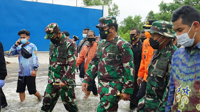 Panglima TNI Terjun Langsung Tinjau Banjir Kalsel dan Serahkan Bantuan Presiden Jokowi Serta 34 Perahu Karet