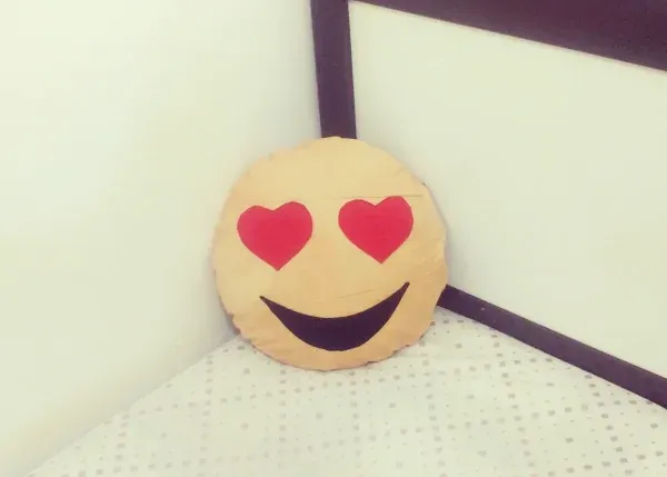 almofada divertida emoji apaixonado