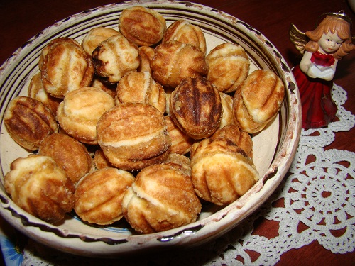 Nuci umplute cu crema de caramel