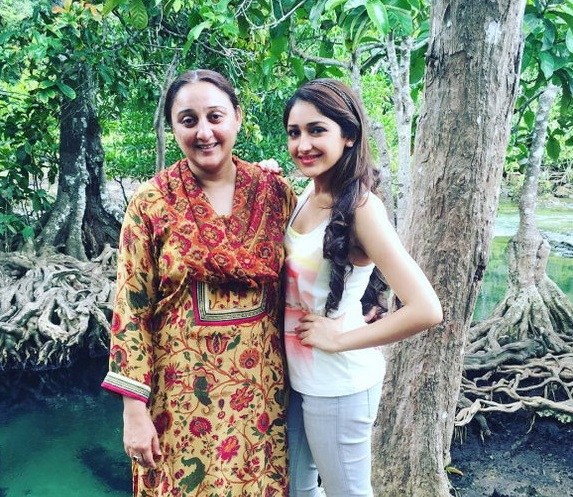 Sayyeshaa Saigal With Her Mother