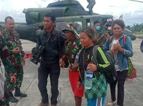 TNI Evakuasi 3 Orang Pengungsi Kiwirok Menggunakan Helikopter