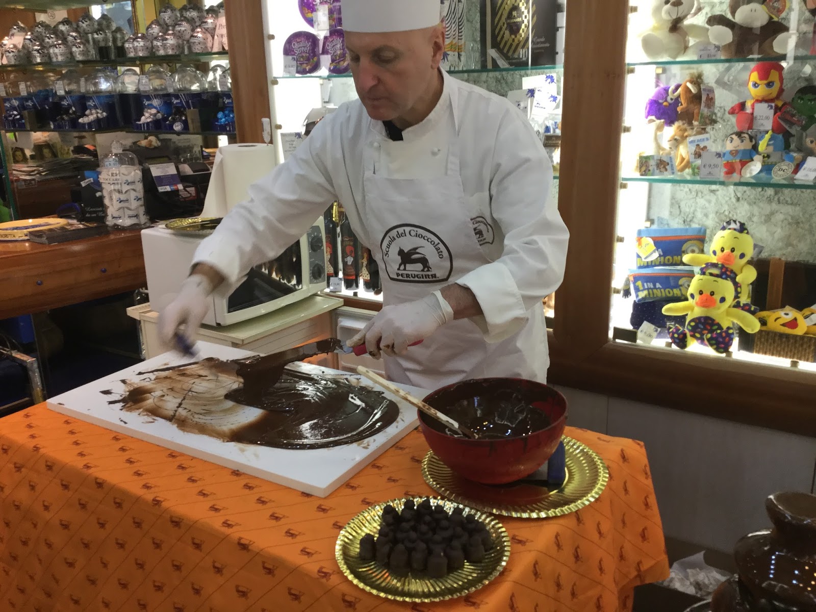 Il Maestro del Cioccolato della Scuola del Cioccolato Perugina al ...
