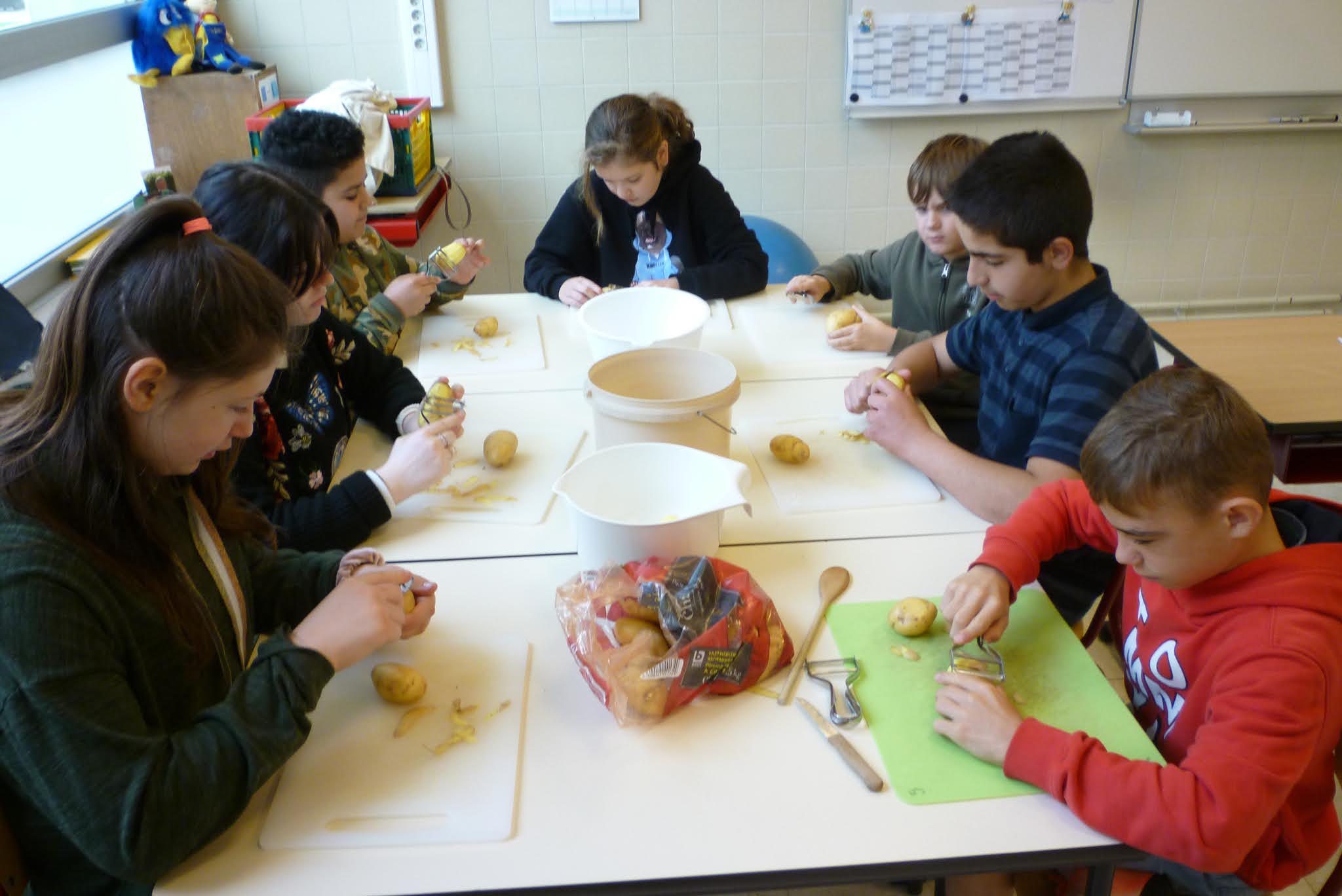 Juf Heidi Koken in de klas.