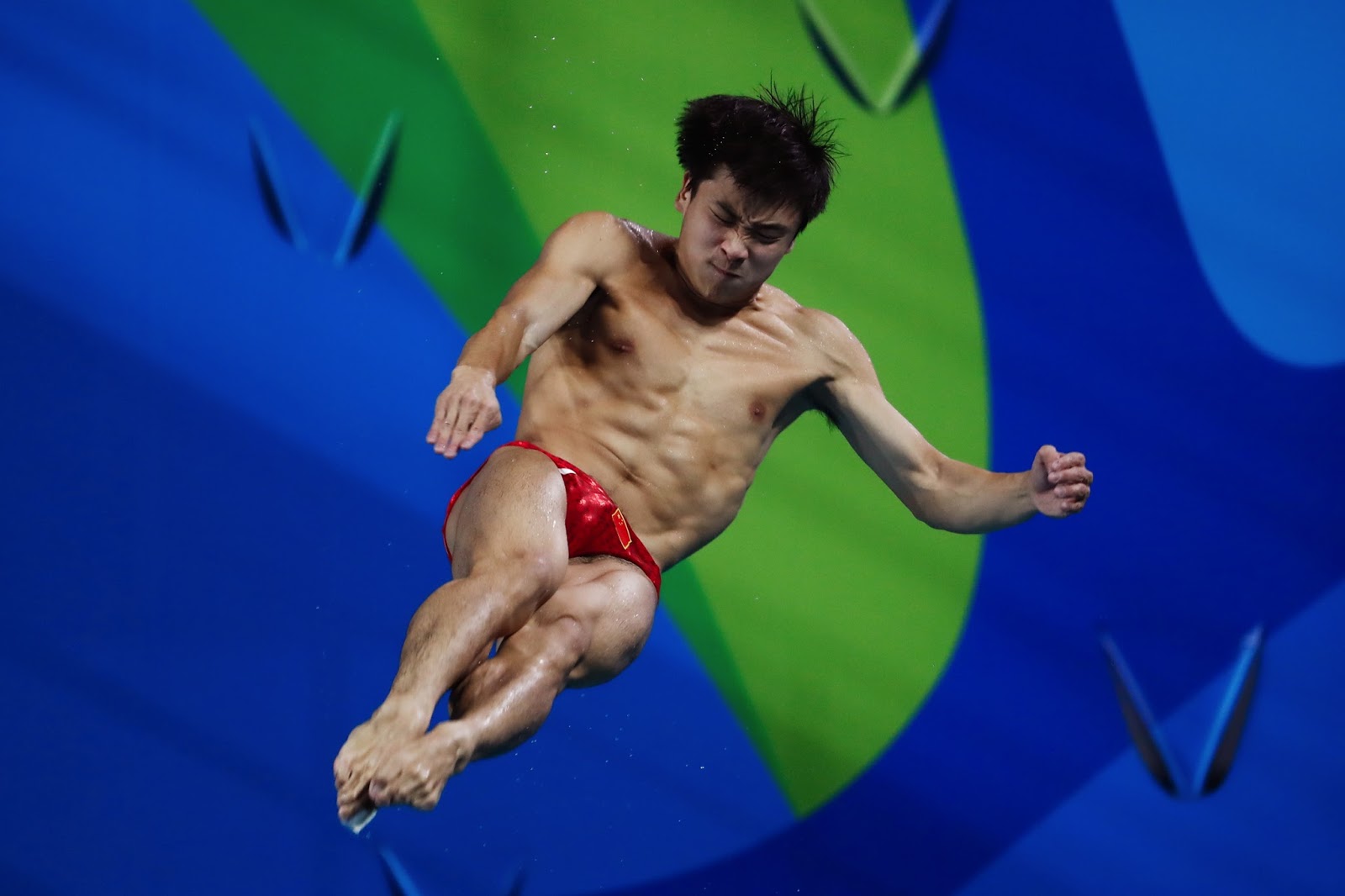 Прыжки в воду в китае. Джек Лоу прыжки в воду. Прыжки в воду китаец Олимпийский чемпион. Китайские прыгуны в воду мужчины. Китайские спортсмены прыжки в воду.