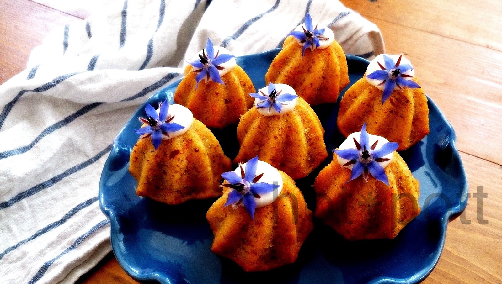 hot*pott: Saftige Karotten- Kokos Gugel mit Topping hot*pott: Saftige Karotten- Kokos Gugel mit Topping