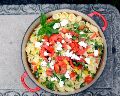 Sweet Pepper Pasta Skillet, another Quick Supper ♥ KitchenParade.com, three colors of bell pepper plus corn, peas and fresh basil. Easy Weeknight Dinner. Budget Friendly.