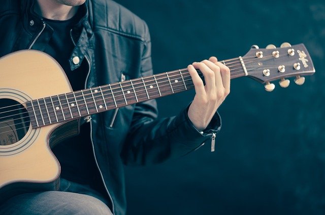 Hal Yang Perlu Dipertimbangkan Saat Merekam Gitar Akustik - Pengalaman