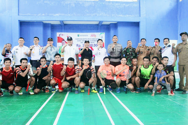 Home Turnamen Badminton FKP Plakat Tinggi Resmi di Tutup