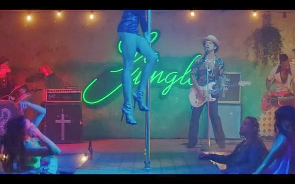 Popurrii Gorilla, el nuevo vídeo de Bruno Mars junto a Freida Pinto