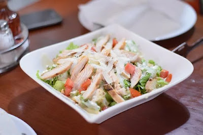 How Many Calories in a Chicken Caesar Salad? - The Women’s Magazine