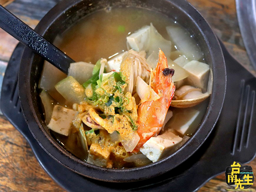 台南韓式烤肉/炭火燒烤就是特別香/韓國人開店口味正統道地/傳統韓國醬料/台灣溫體豬肉/免費招待小菜/不收服務費