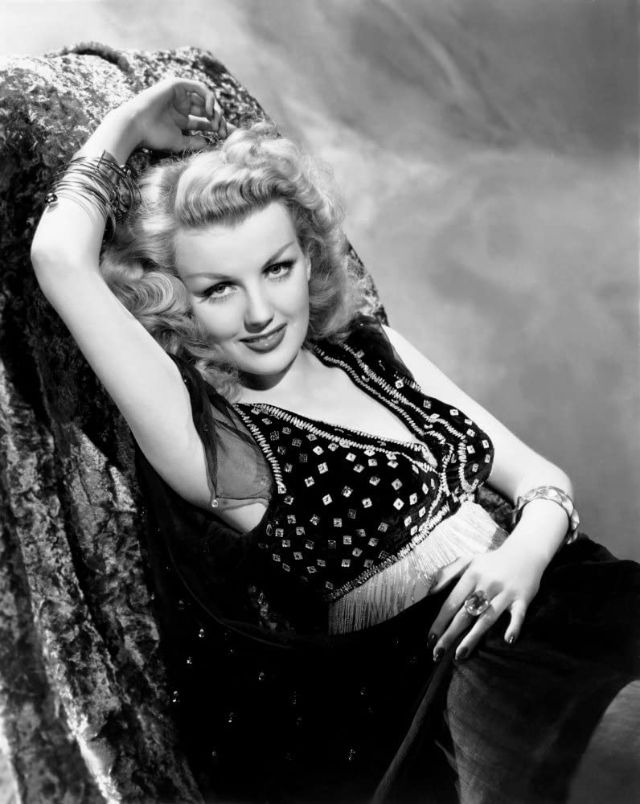 30 Glamorous Photos of American Actress Dolores Moran in the 1940s