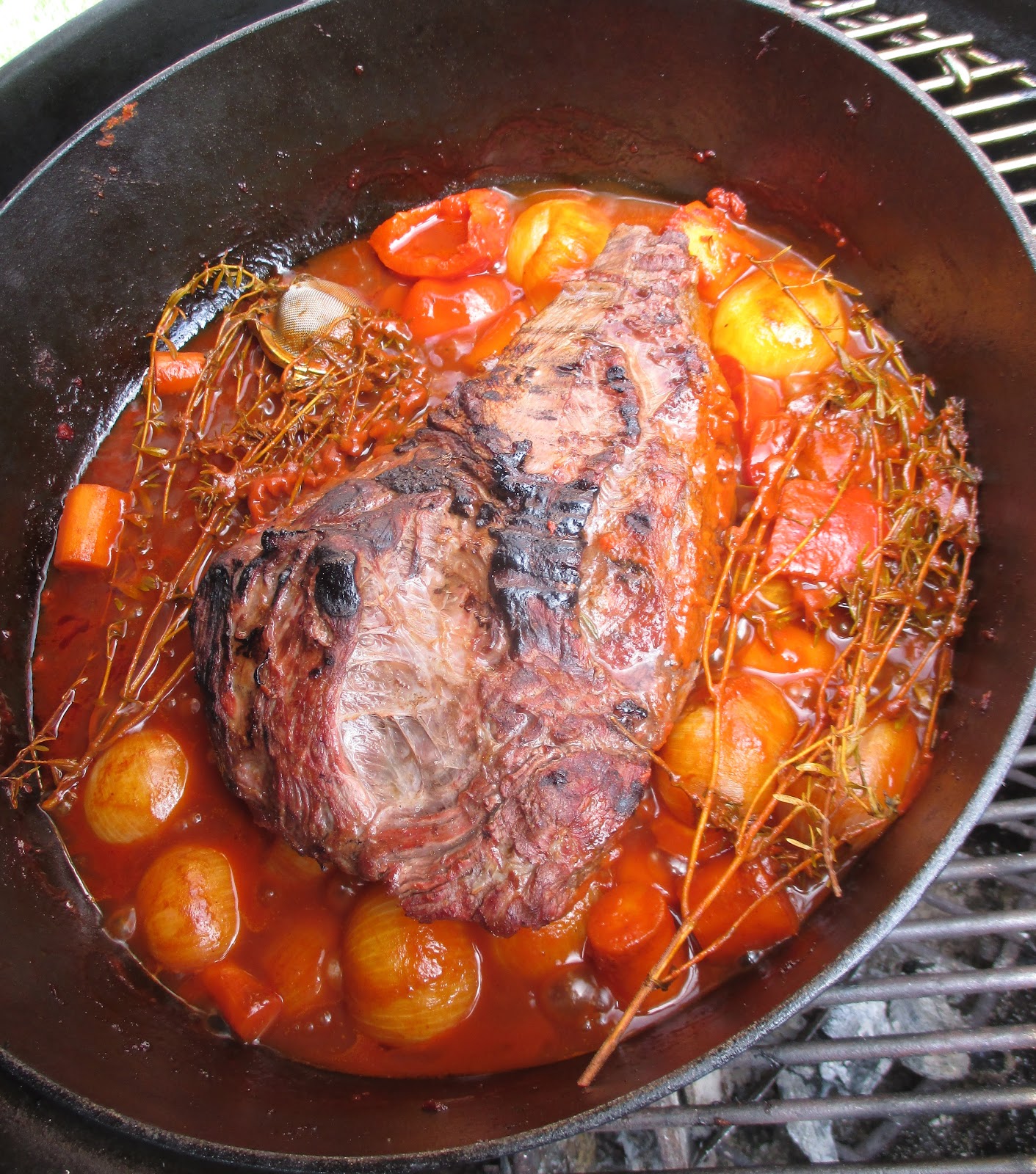 Rinderbraten vom Grill im Dutch Oven