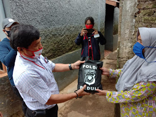 Pencegahan Corona Disaat Banjir, Polda Jawa Barat dan Elemen Pegiat Lingkungan Tebar Sembako Pencegahan Corona Disaat Banjir, Polda Jawa Barat dan Elemen Pegiat Lingkungan Tebar Sembako