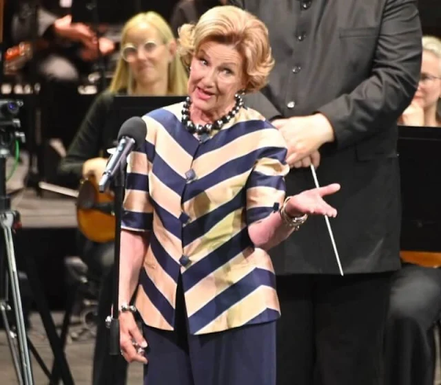 Queen Sonja wore a gold satin bluse top, with navy blue trousers. The Queen Sonja International Music Competition