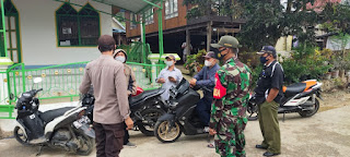 Laksanakan Ops Yustisi, Bhabinkamtibmas Kelurahan Kalosi Enrekang Awasi Dan Imbau Warga Tetap Disiplin Prokes