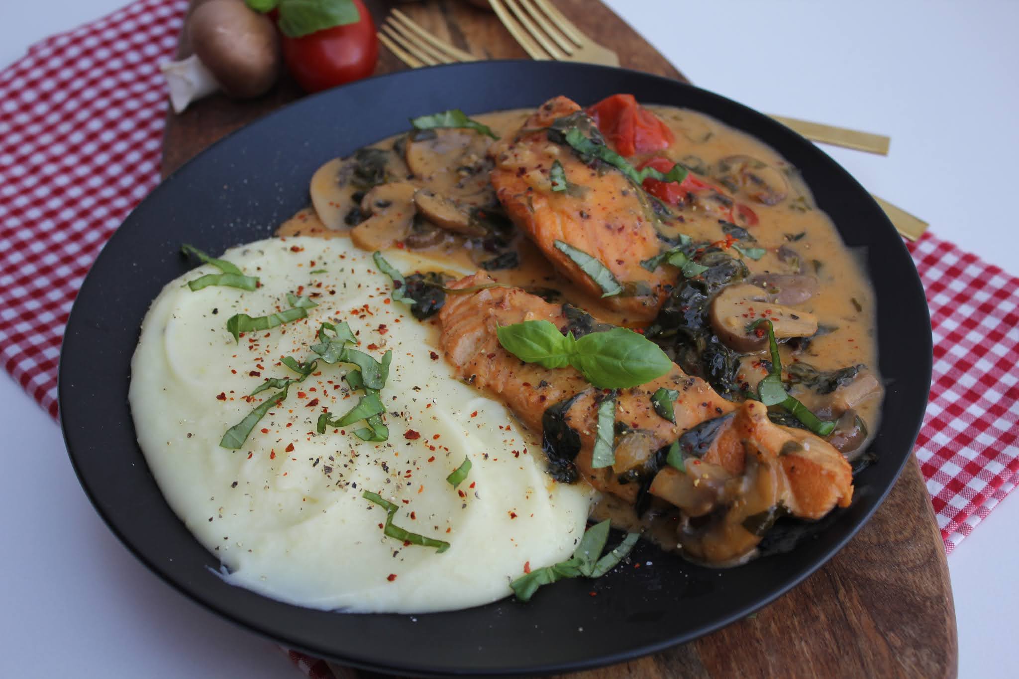 Lachs in Champignon-Spinatsoße Lachs in Champignon-Spinatsoße