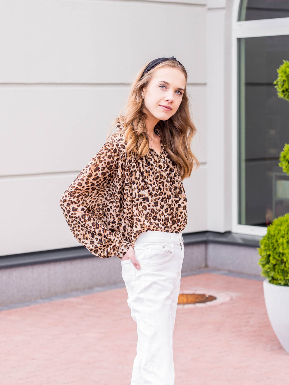 fashion-blogger-outfit-photos-behind-the-scenes-white-denim-leopard-blouse